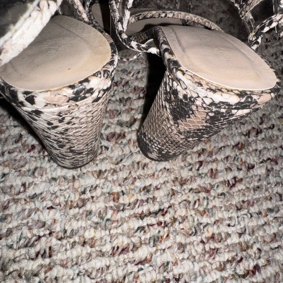 Snakeskin heels - Picture 3 of 4